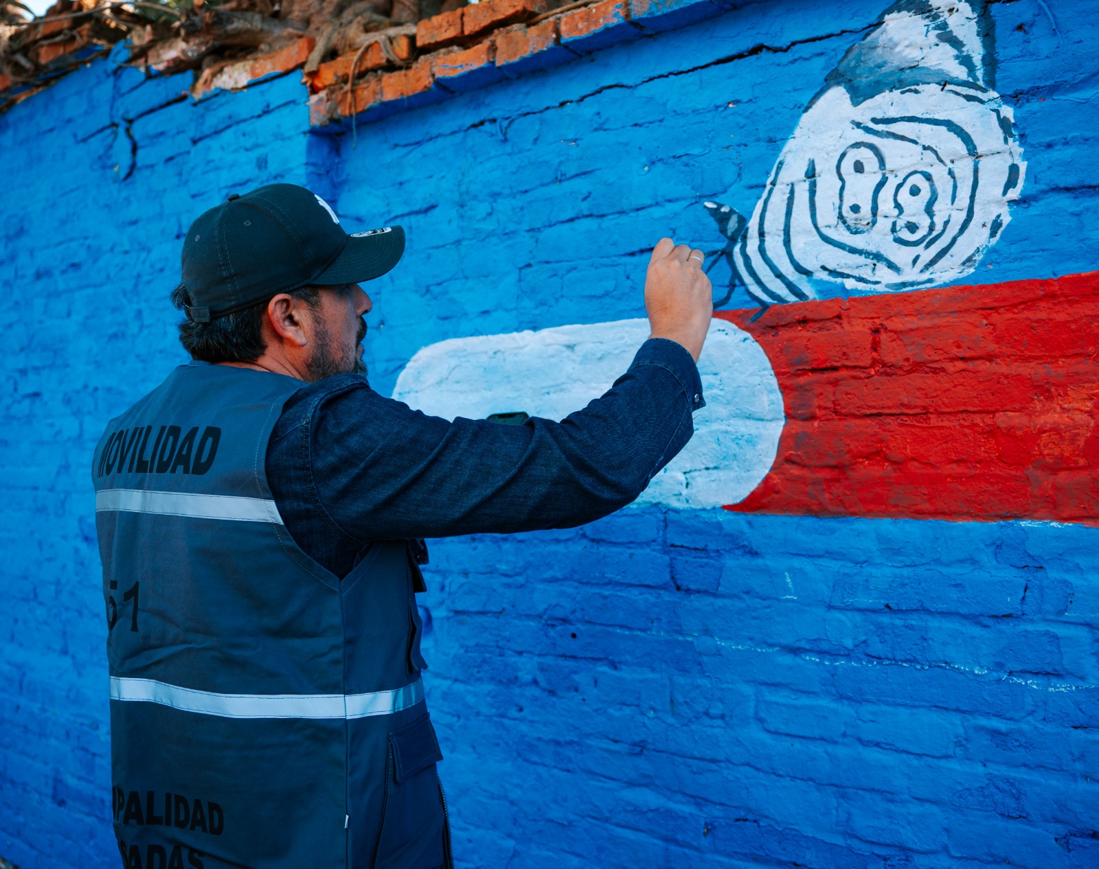 <p>Alumnos del primario convirtieron tapitas plásticas en arte urbano </p>